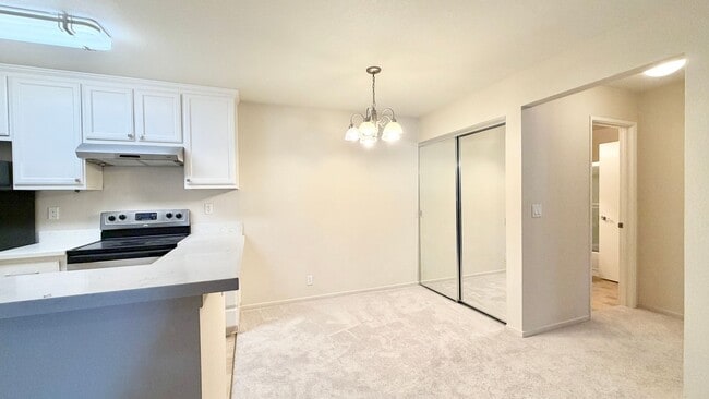 Building Photo - Remodeled 1 Bed 1 Bath Condo. Stainless Steel Appliances. Pool and Hot Tub