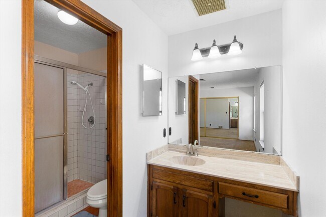 Building Photo - 5400 Dee Dr NE