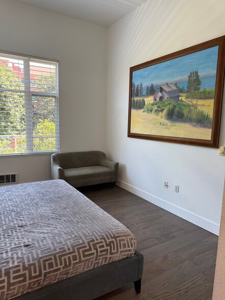 Master bedroom - 5855 Horton St