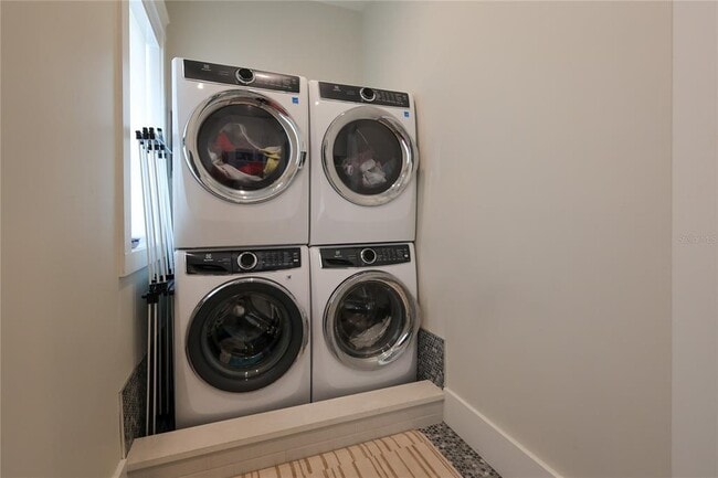 Building Photo - 2402 W Parkland Blvd