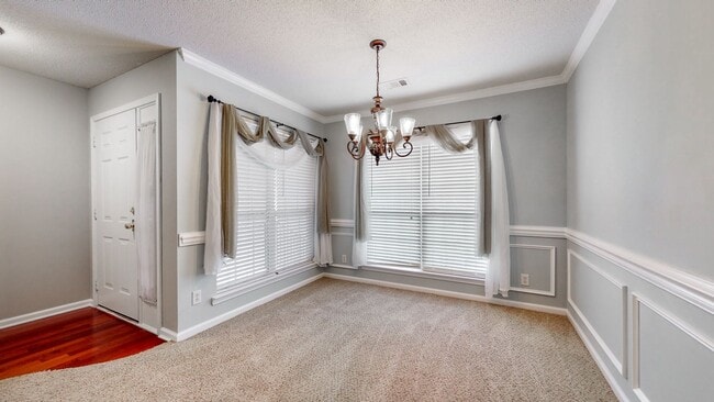 Building Photo - 4 Bedrooms, 2 Bathrooms in the Heart of Ri...