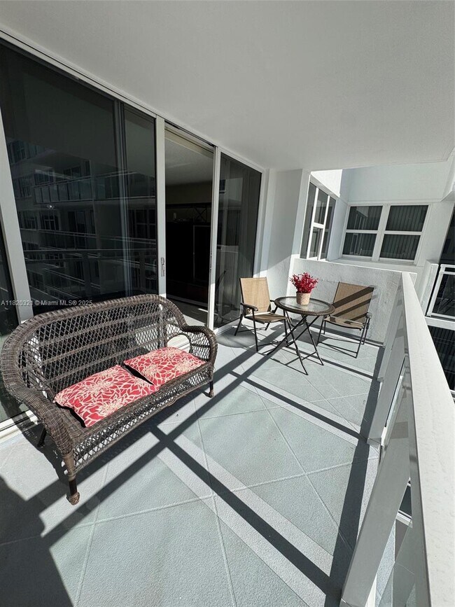 Building Photo - 2030 S Ocean Dr