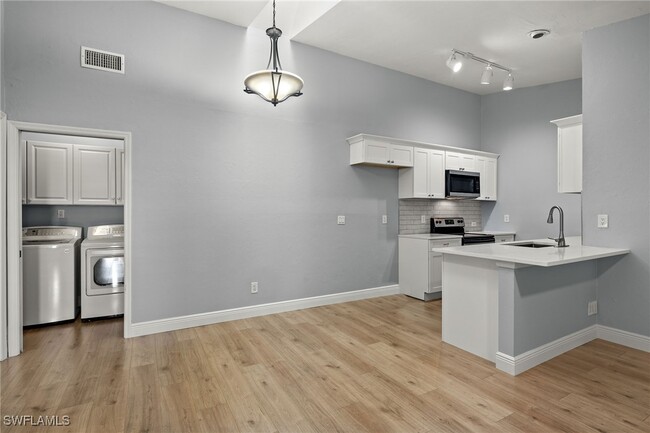 Building Photo - 1518 SW Courtyards Ln