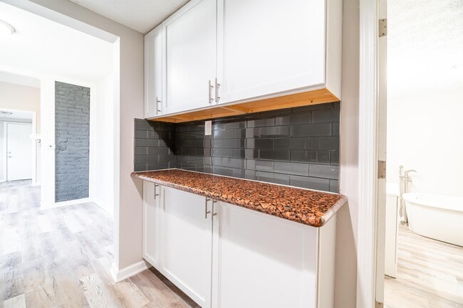 Building Photo - 465 Brehl Ave