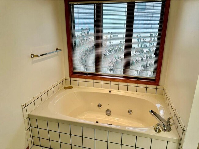 Building Photo - 4 Lois Ln