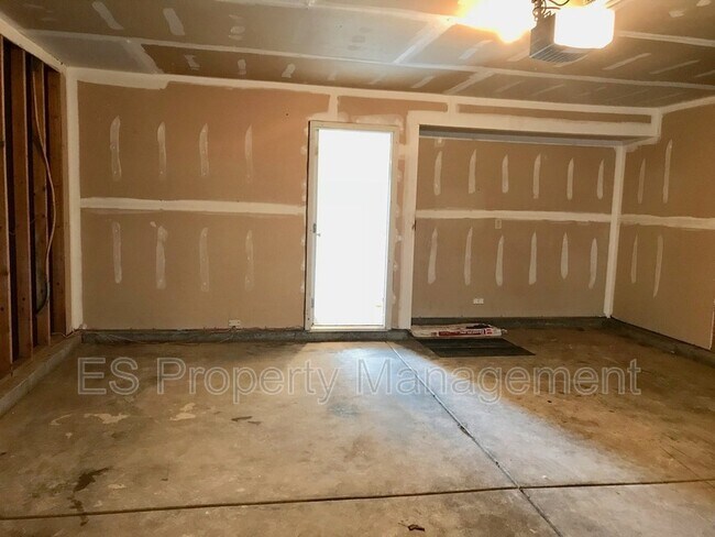 Building Photo - 5390 Lakeside Manor Dr