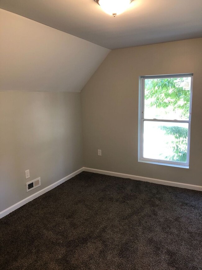 Building Photo - 3 bedroom, 1.5 bath house