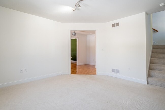 Building Photo - 5 Lowther Pl