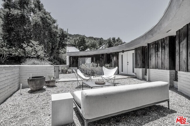 Building Photo - 25202 Piuma Rd