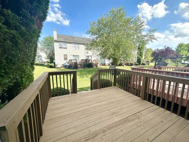 Building Photo - 3 bedrooms, 2.5 bathrooms