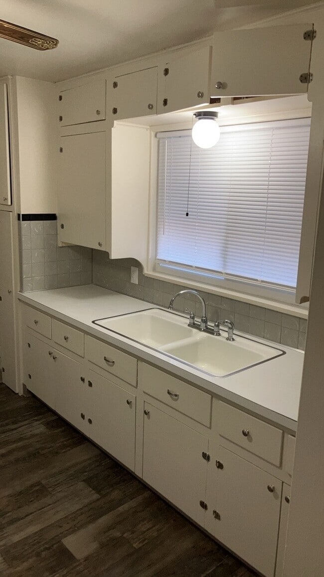 Building Photo - 1076 Sherwood Dr