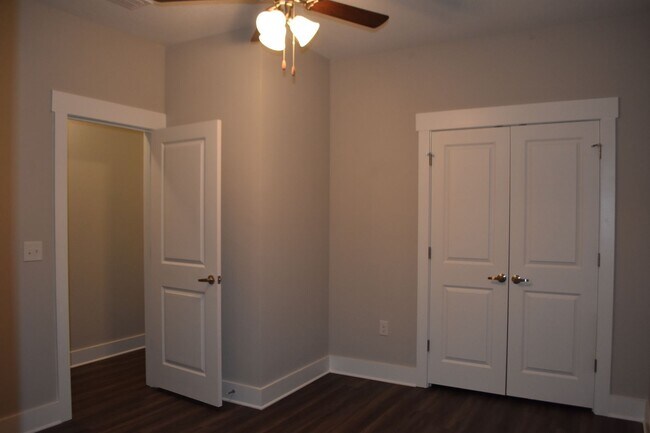 Building Photo - Available June 1 Three Bedroom Townhouse a...