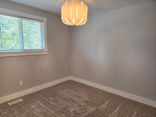 Building Photo - Love the area you live ! 3 bedroom 2 bath ...