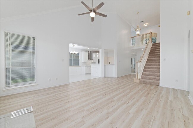 Building Photo - 304 Lago Vista St