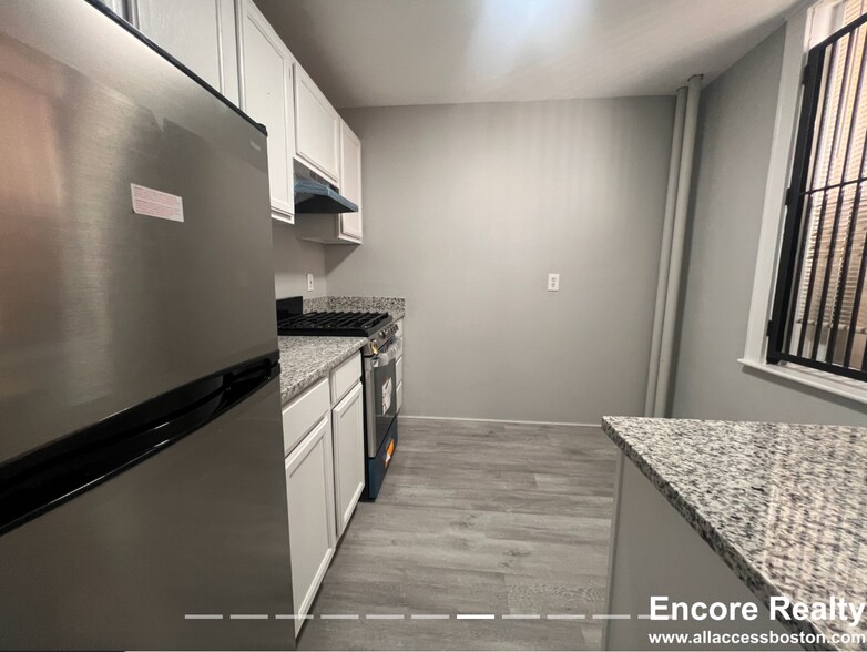 Building Photo - 378 Riverway
