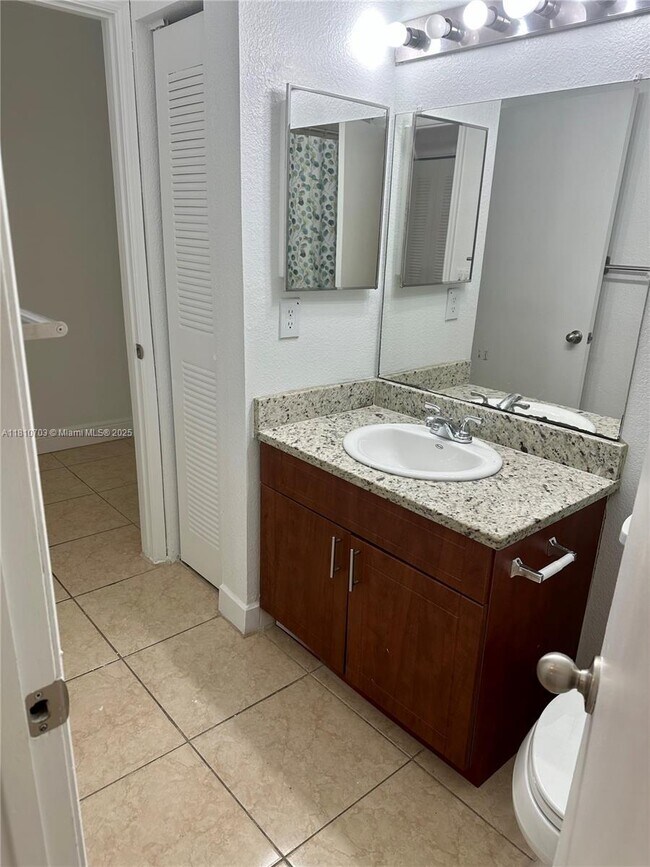 Building Photo - 595 Vista Isles Dr