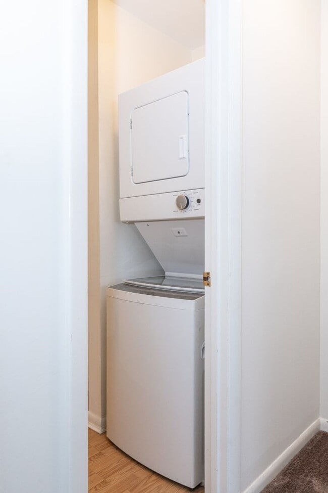 Building Photo - Spacious Two Bedroom Townhome