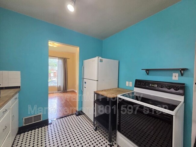 Building Photo - 825-827 E 620 N