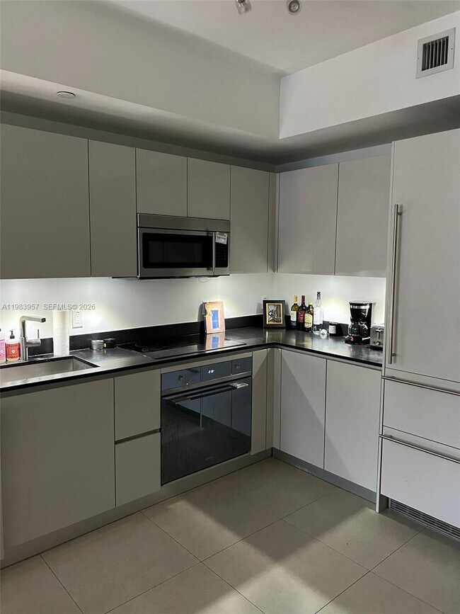 Building Photo - 1010 Brickell Ave