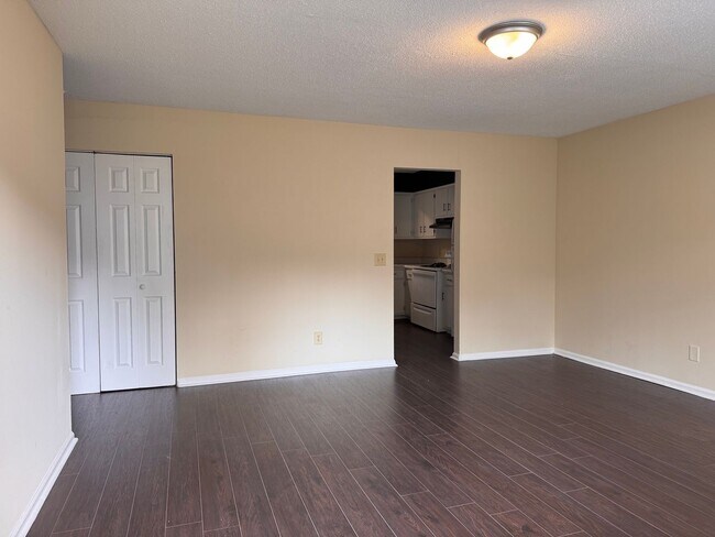 Building Photo - 2037