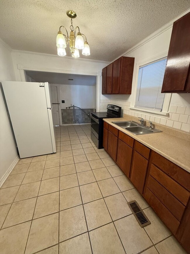 Building Photo - $895 - 2 bedroom / 1 bathroom - Single Fam...