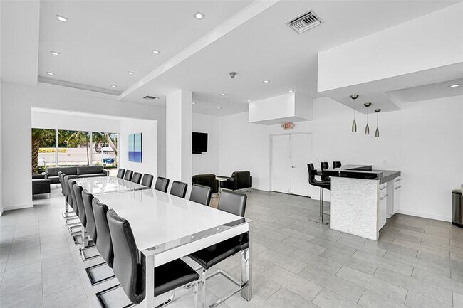Building Photo - 2841 N Ocean Blvd