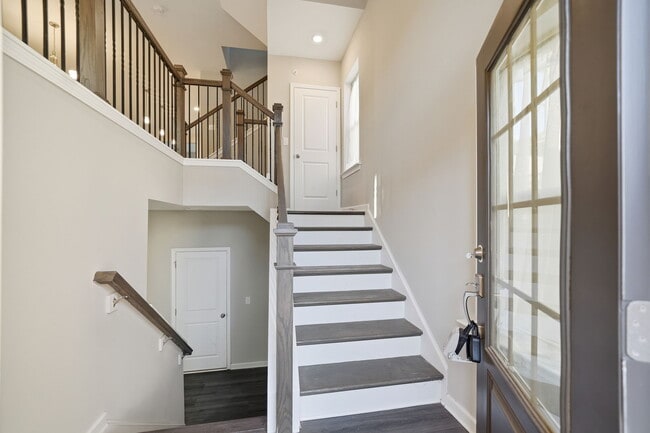 Building Photo - 318 Commons Ave