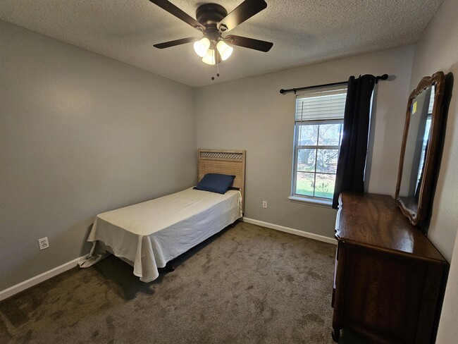 Building Photo - 2428 Beechnut Ln