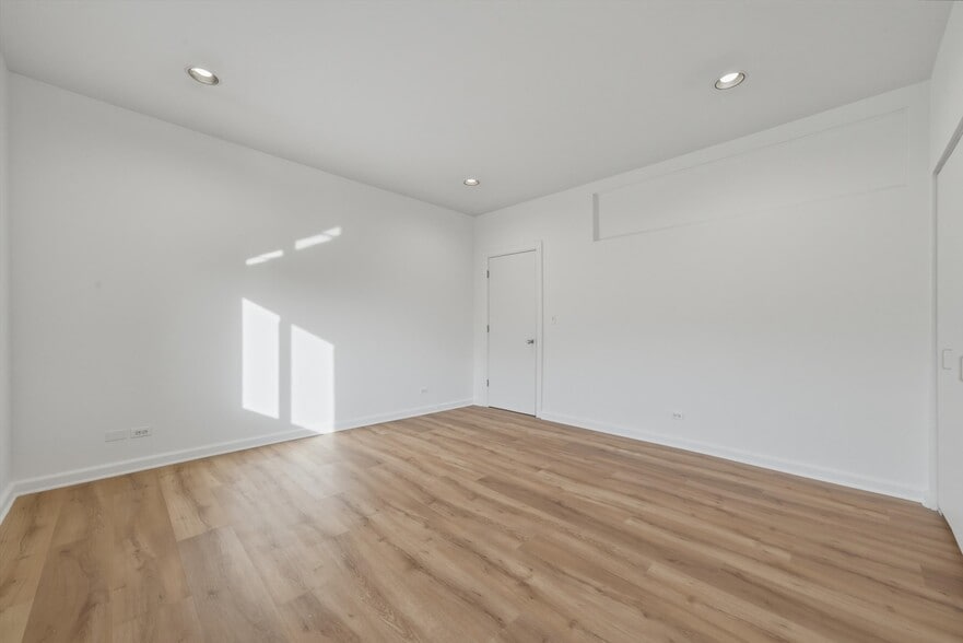 Building Photo - 4537 N Greenview Ave