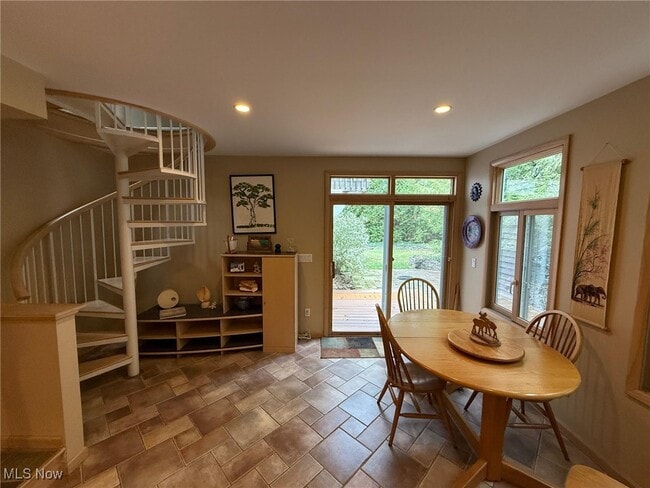 Building Photo - 8298 Valley Dr