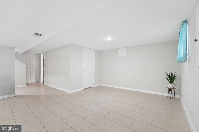 Building Photo - 229 Cabbel Dr