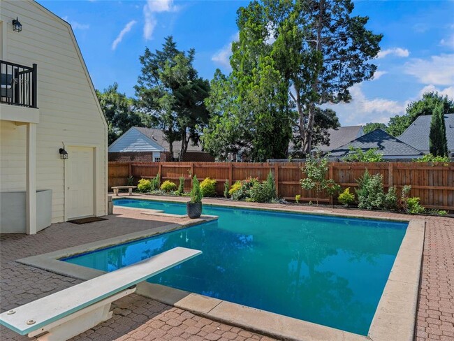 Building Photo - 212 Edgemere Ct