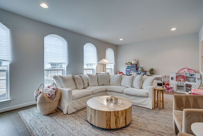 Building Photo - Luxury Townhome with Stunning Views and Pr...
