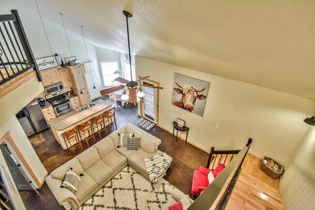 Building Photo - Modern 2 Bedroom, 2 Bath Multiplex Unit | Water + WiFi Included