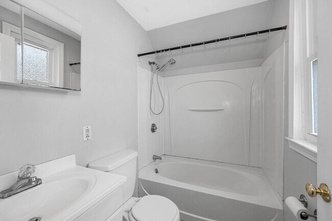 Building Photo - 18 Epping St