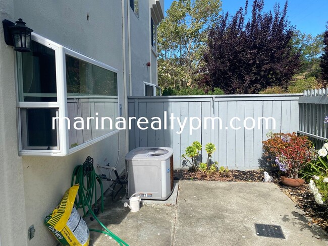Building Photo - Gorgeous 3 bedroom 2.5 bath 2 story Townho...