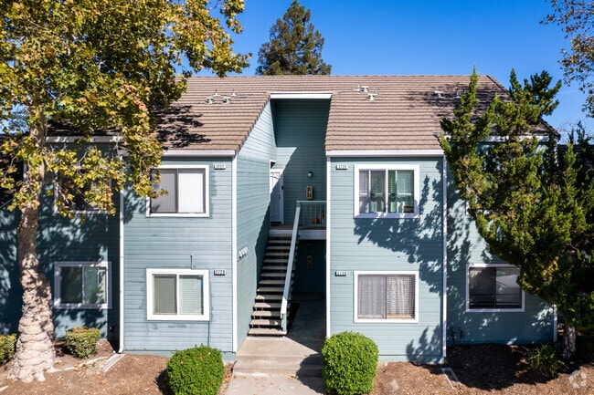 Building Photo - Hillcrest Vista Apartments