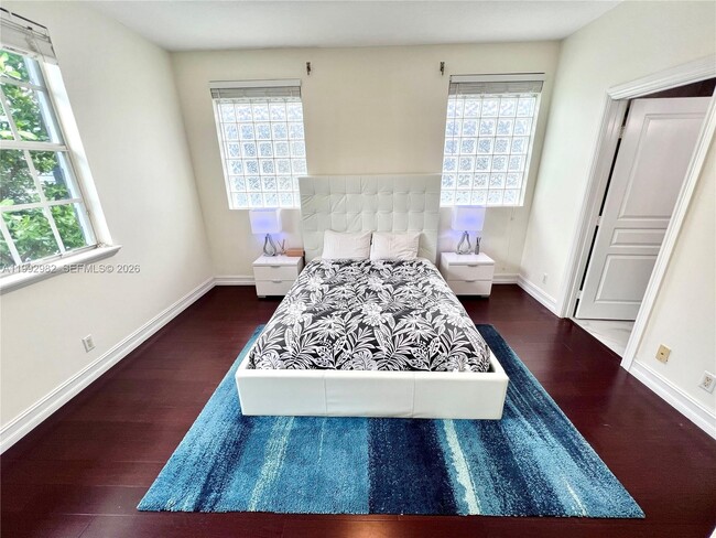 Building Photo - 450 NE 2nd Ave