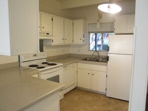 Building Photo - 2 Bedroom in Central Incline (IM21)