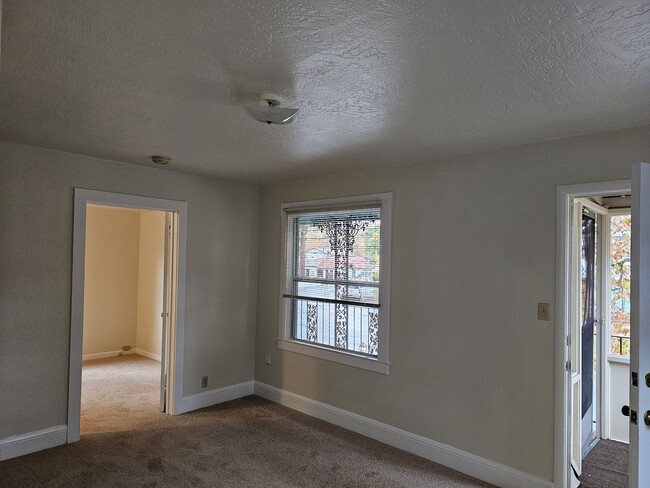 Spacious living and dining area - 282 Monroe Dr