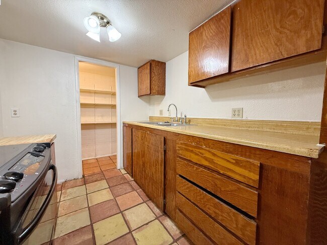 Building Photo - 4031 W Mesquite Ln