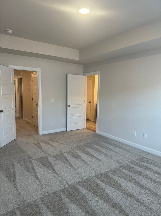 Building Photo - Brand New Luxury Living!