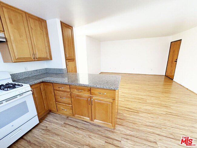 Building Photo - 5440 Carlton Way