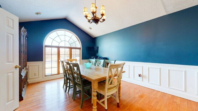 Building Photo - Stunning 4-Bedroom, 3.5-Bath Home with Over 3,800 Sq. Ft. of Ideal Living Space in East Bloomington