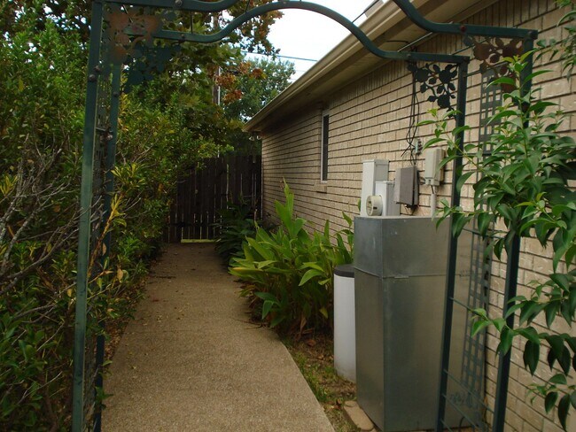 Building Photo - 2405 Creek Dr