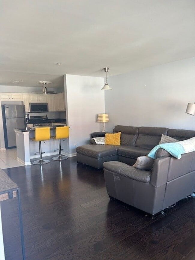 Building Photo - 2 Bedroom Harbor Park Condo - Just Blocks From the Lake