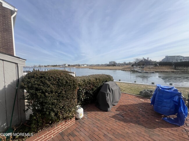 Building Photo - 25 Meadow Ave