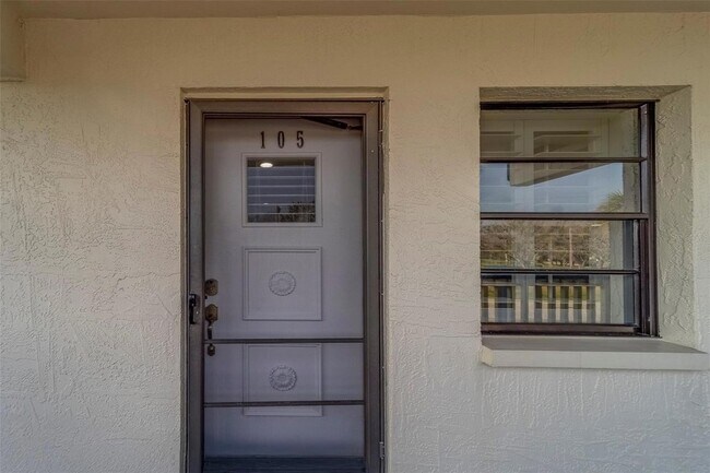 Building Photo - 11650 Capri Cir S