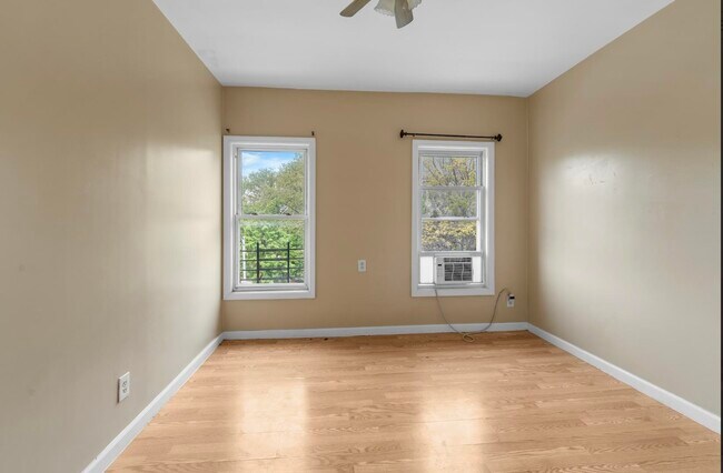 Building Photo - 812 Grand St