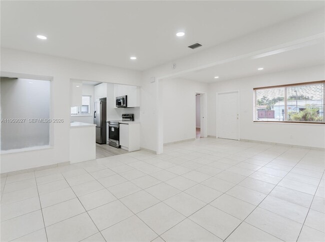 Building Photo - 1020 SW 74th Ave